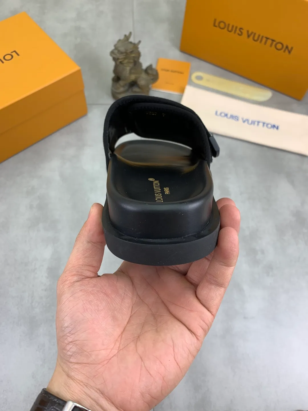 Men's shoes 💰P320💰【New style】🆘 Original quality 【LOUIS VUITTON】The popular Louis Vuitton LV men's slippers on the official website are on sale simultaneously! Original fabric imported from Italy, original factory special supply, code number: 38-44 (45 customized), many colors available